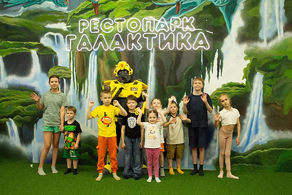 Профессиональный аниматор развлекает детей на празднике в ресторане