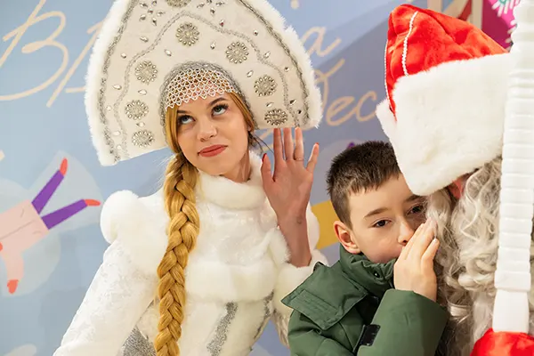 Новогодняя елка с хороводами и подарками для детей