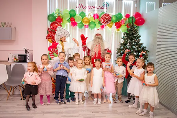 Новогоднее поздравление детей в тематическом месте