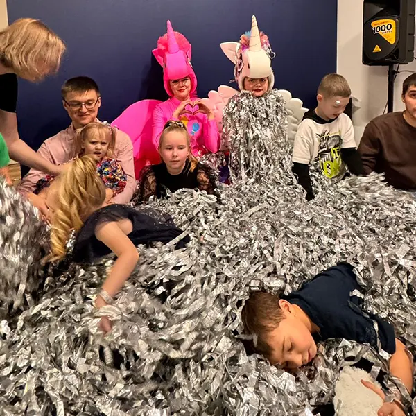 Бумажное шоу с цветными лентами на детском празднике в Твери